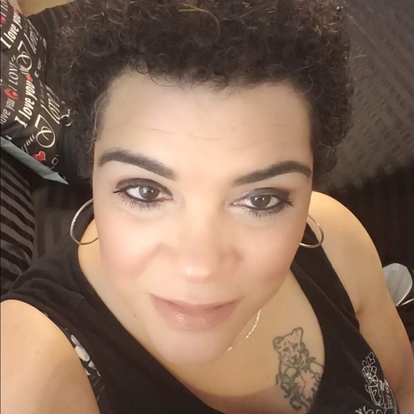 Meet your Posher, Gwendolyn - Picture 3 of 3